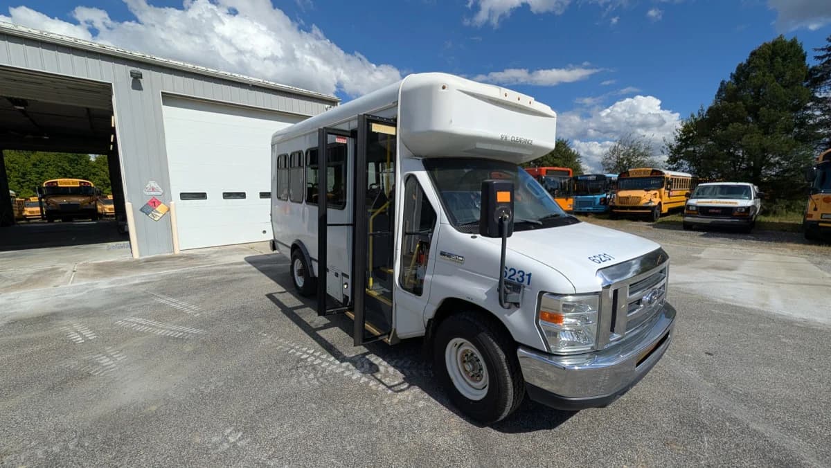 2016 Ford E350 12P Non-CDL  - Image 24