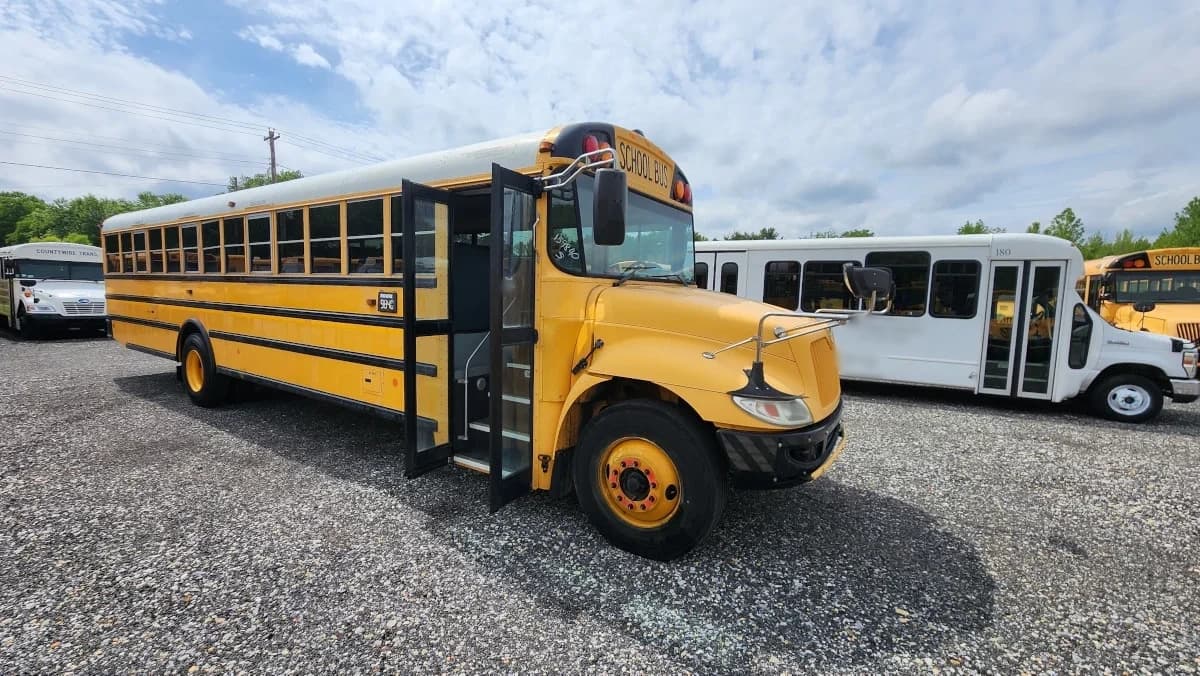 2015 International CE 77P A/C - Image 2