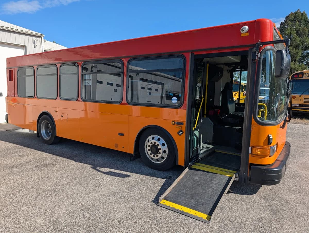 2005 GILLIG LOW FLOOR - Image 2