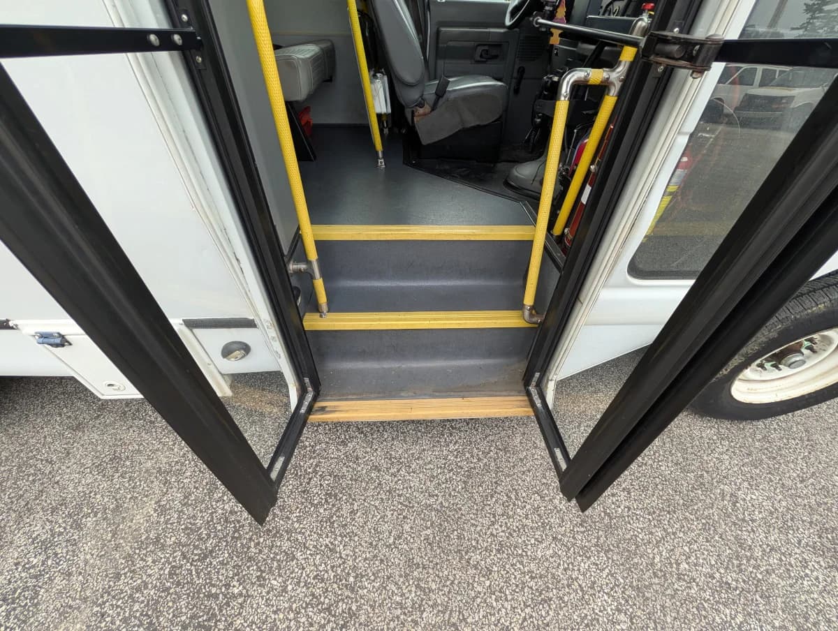 2016 FORD E-350 12P Non CDL  - Image 6