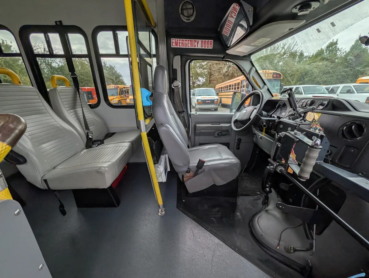 2016 FORD E-350 12P Non CDL  - Image 7