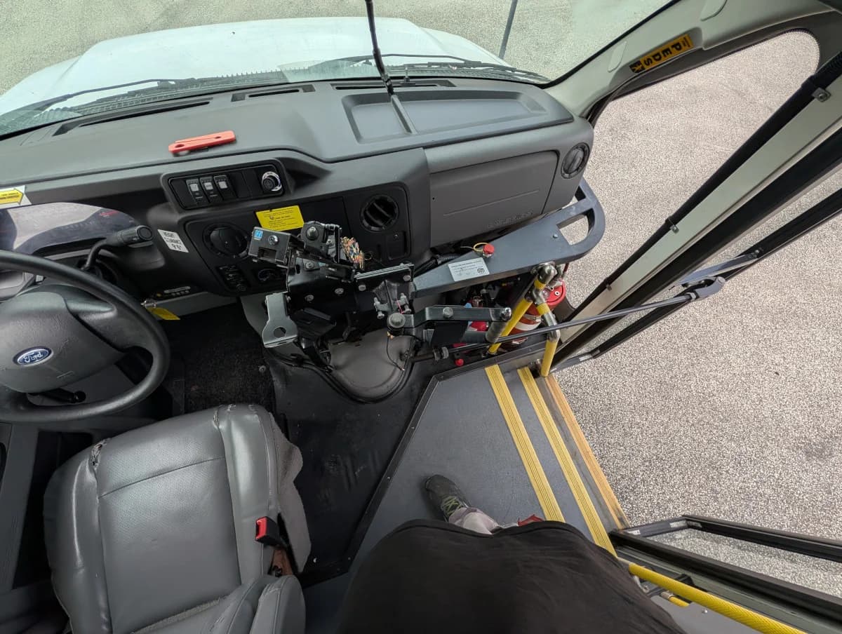 2016 FORD E-350 12P Non CDL  - Image 27
