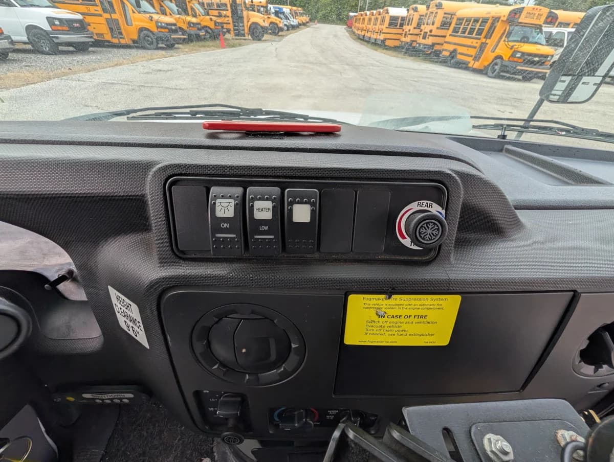 2016 FORD E-350 12P Non CDL  - Image 18