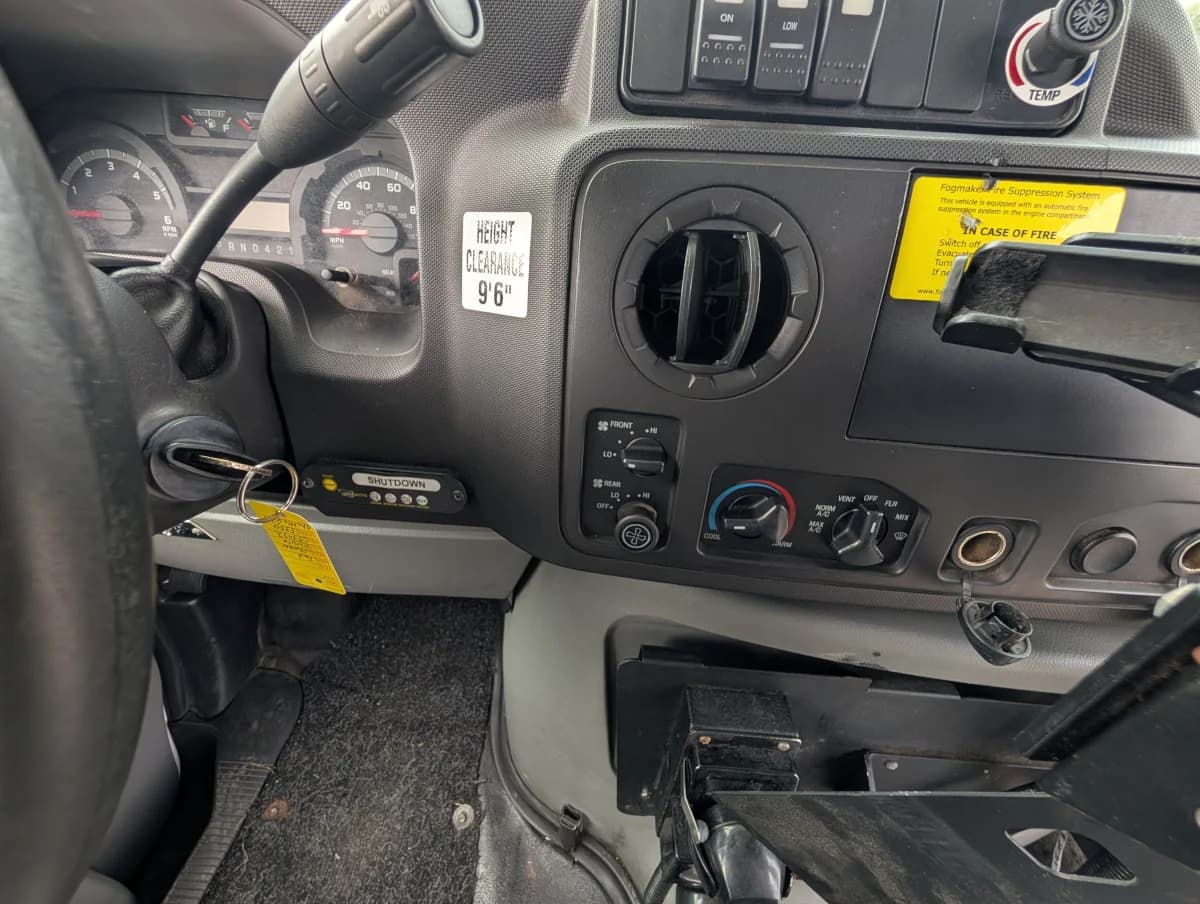 2016 FORD E-350 12P Non CDL  - Image 19