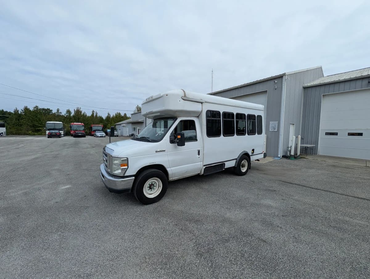 2016 FORD E-350 12P Non CDL  - Image 1