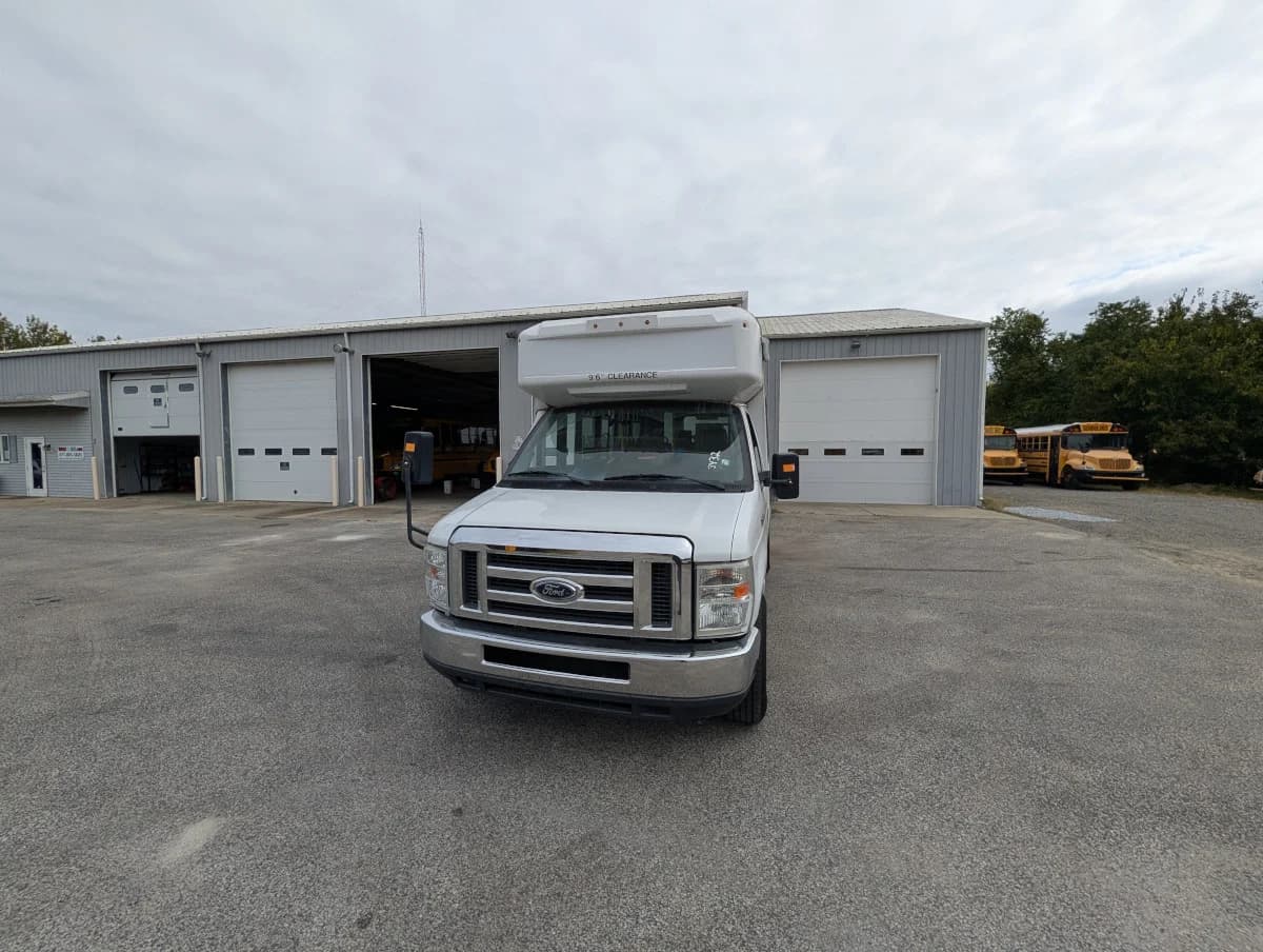 2016 FORD E-350 12P Non CDL  - Image 25