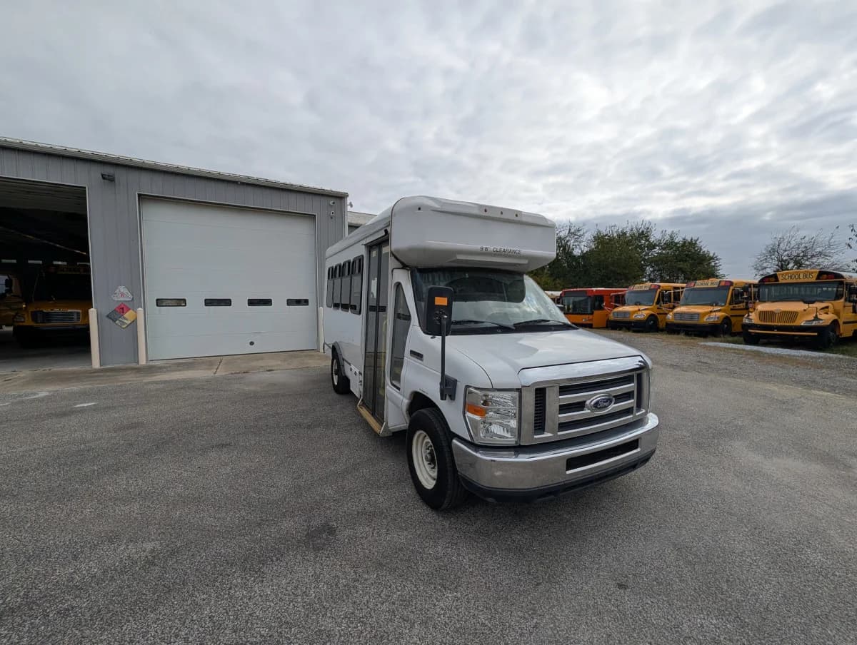 2016 FORD E-350 12P Non CDL  - Image 26