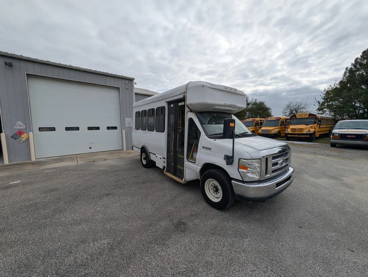 2016 FORD E-350 12P Non CDL  - Image 28