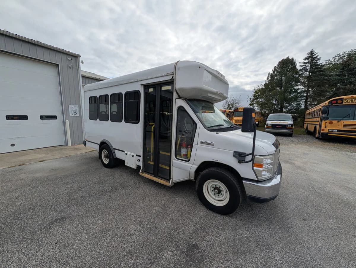 2016 FORD E-350 12P Non CDL  - Image 2