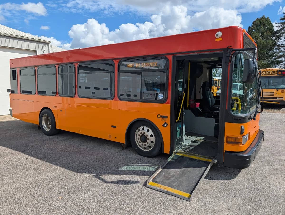 2005 GILLIG LOW FLOOR - Image 2