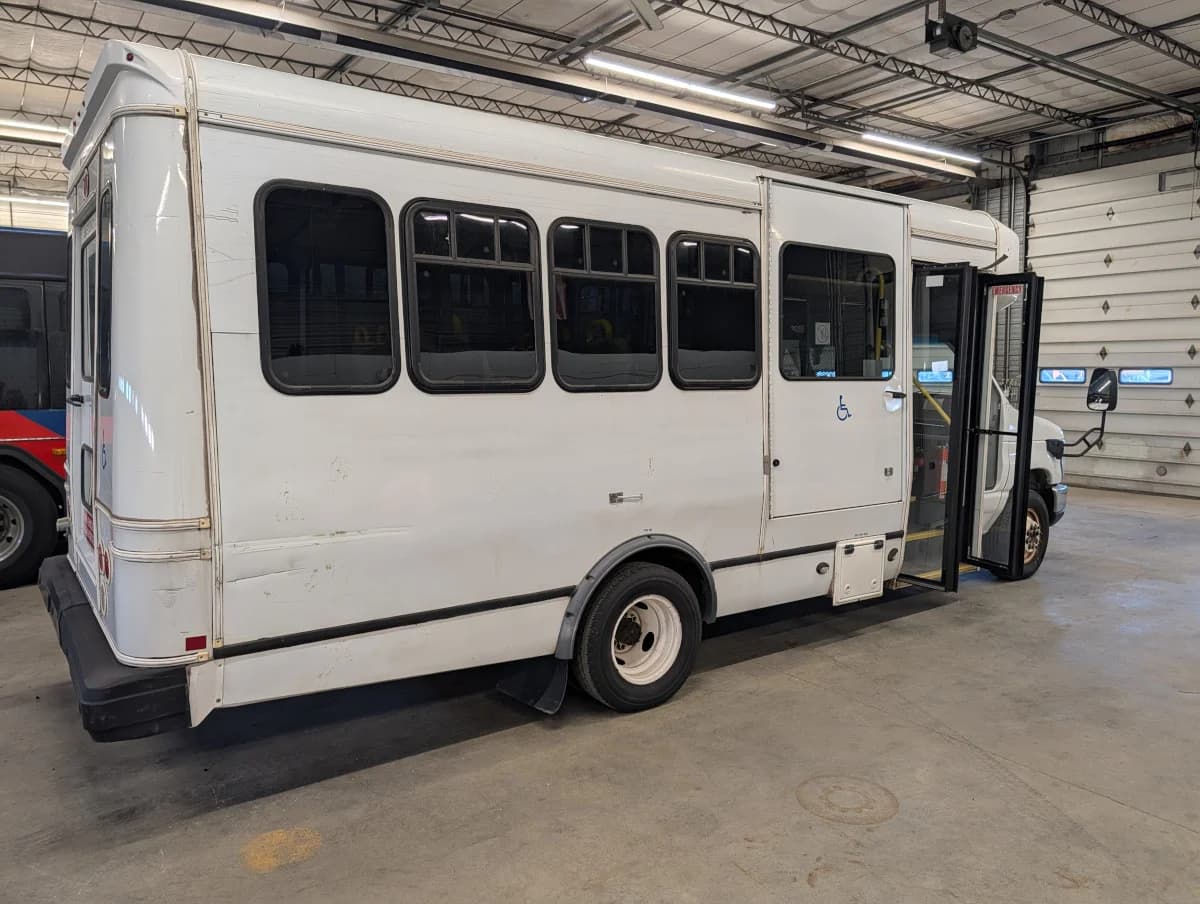 2017 Ford E450 Shuttle - Image 3