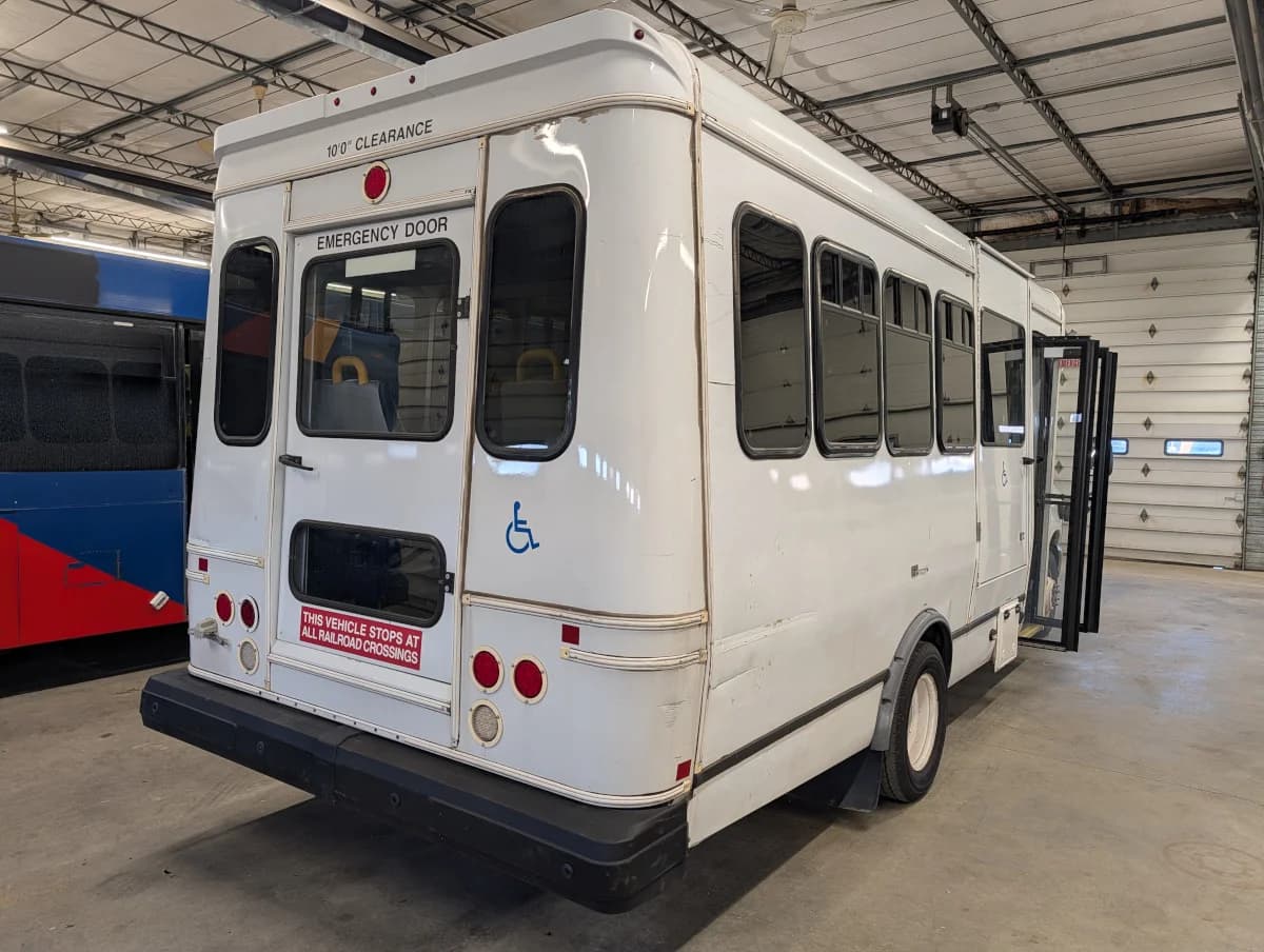 2017 Ford E450 Shuttle - Image 27