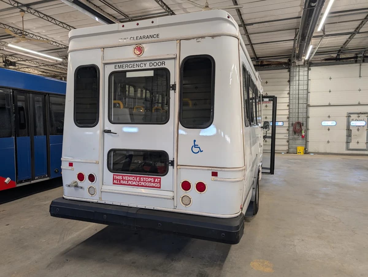 2017 Ford E450 Shuttle - Image 28