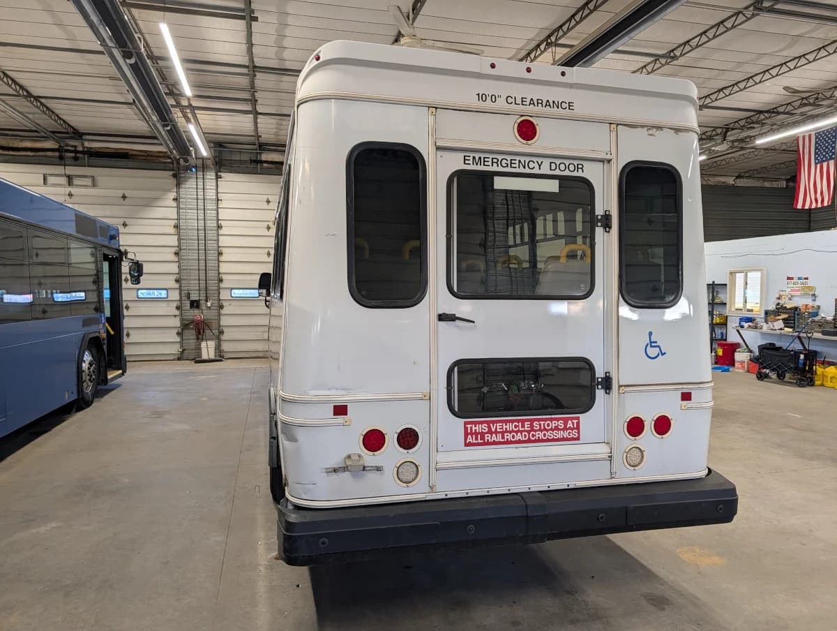 2017 Ford E450 Shuttle - Image 29