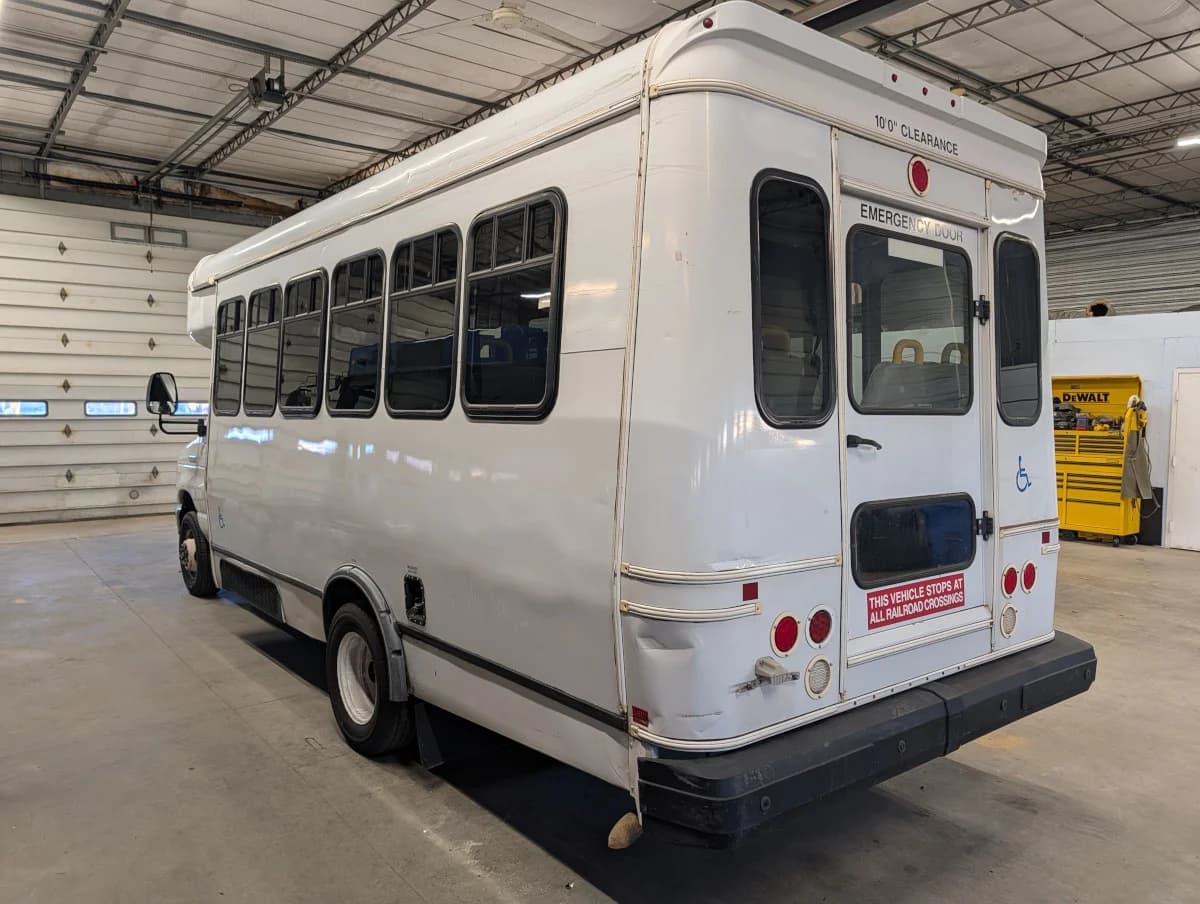 2017 Ford E450 Shuttle - Image 30