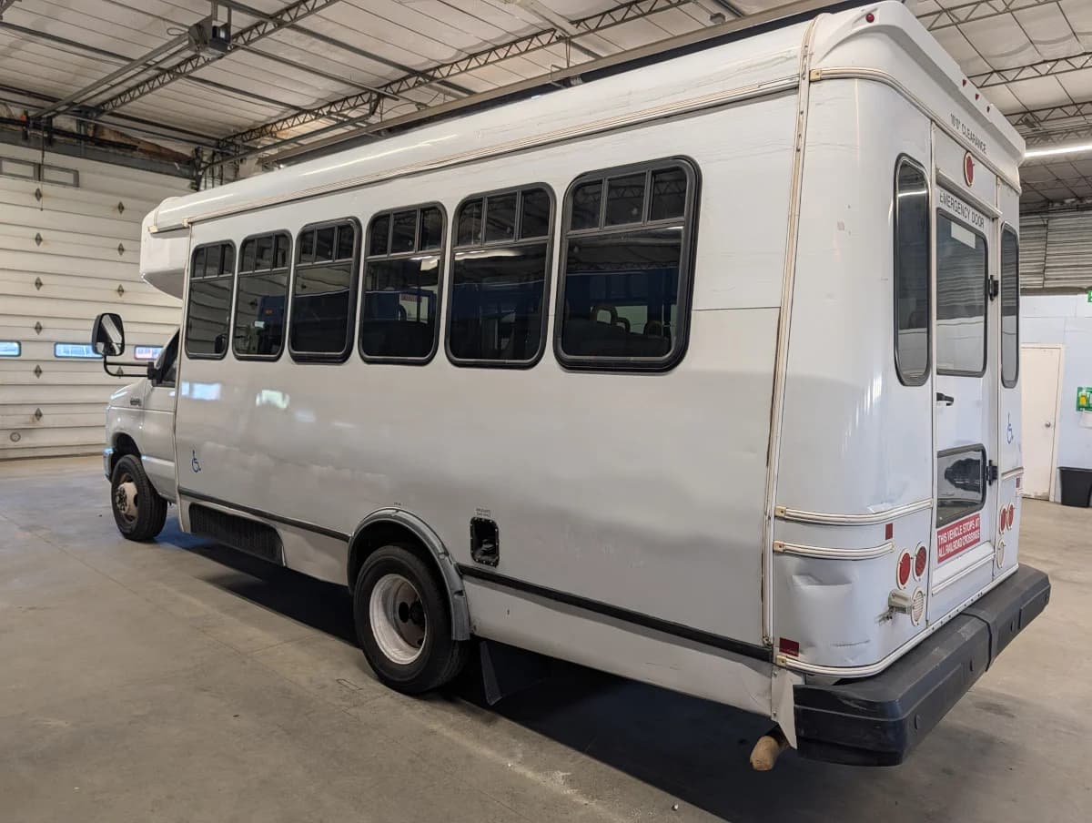 2017 Ford E450 Shuttle - Image 4