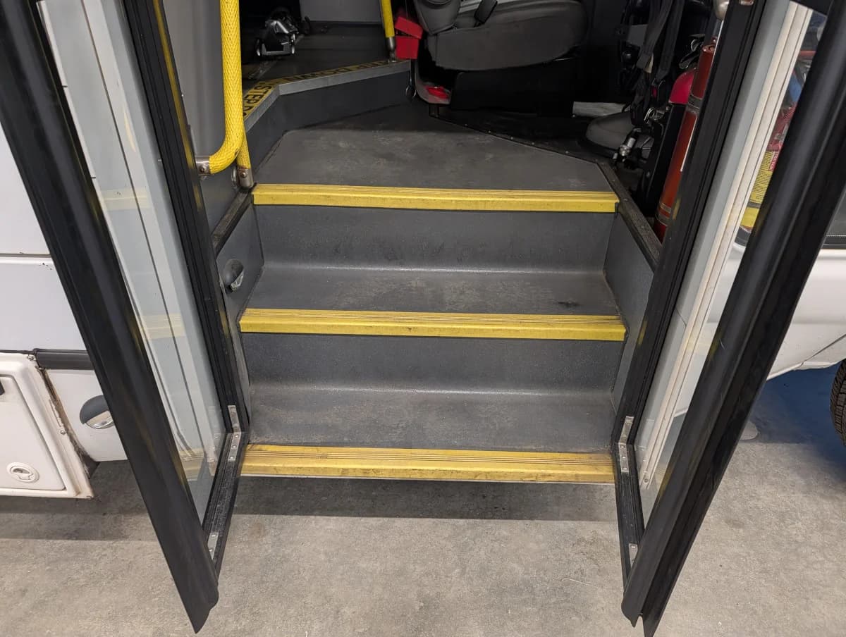 2017 Ford E450 Shuttle - Image 6