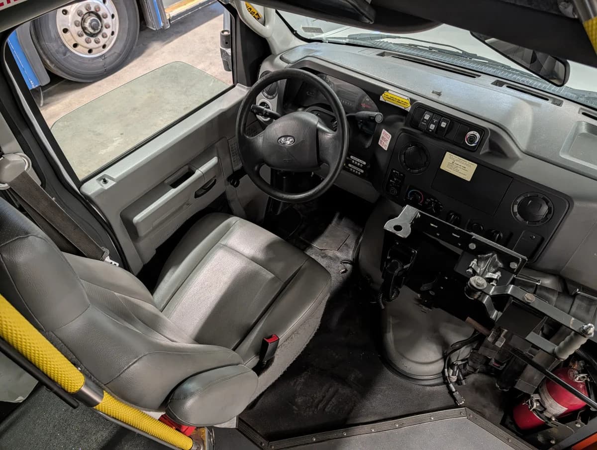 2017 Ford E450 Shuttle - Image 7