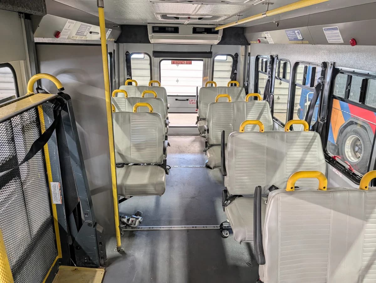 2017 Ford E450 Shuttle - Image 8