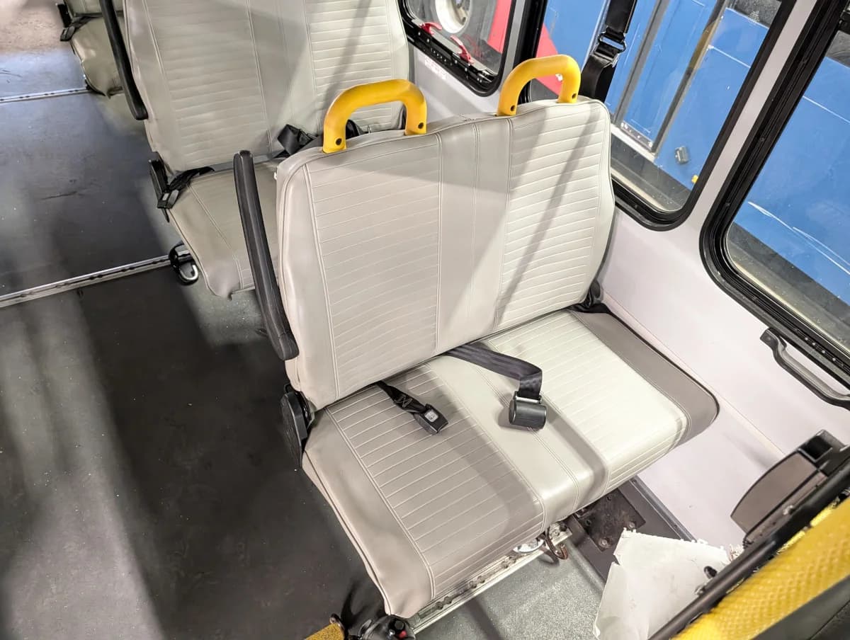 2017 Ford E450 Shuttle - Image 9