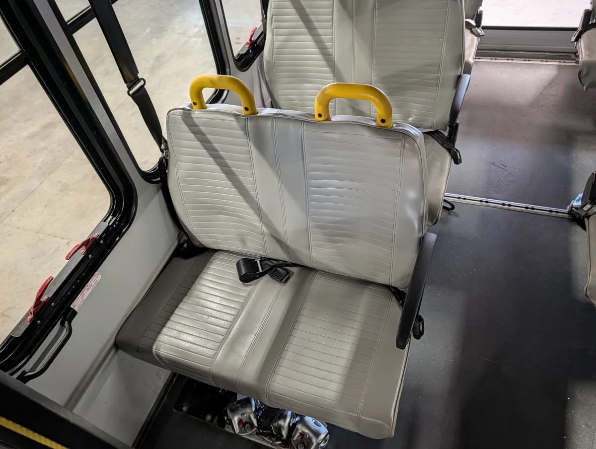 2017 Ford E450 Shuttle - Image 10