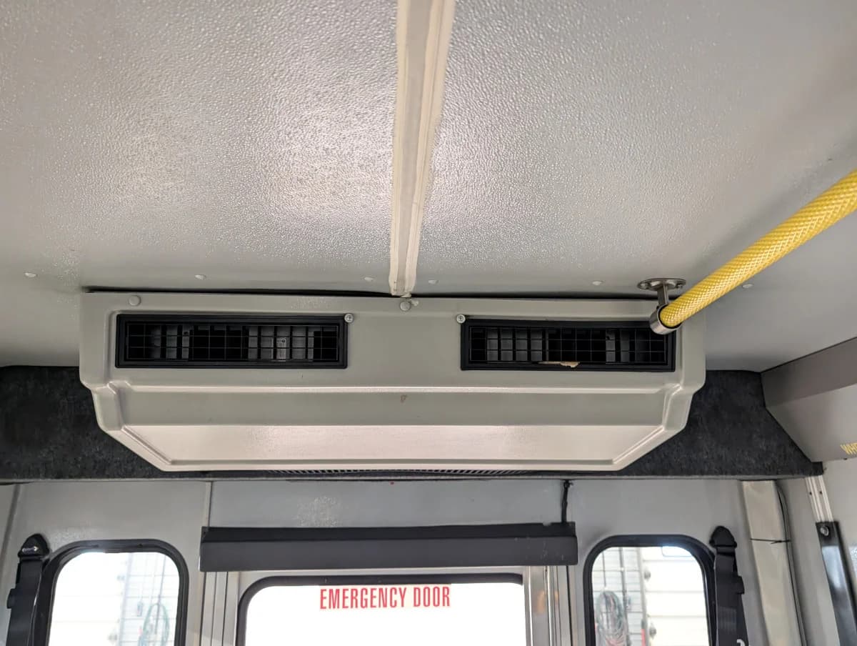 2017 Ford E450 Shuttle - Image 11