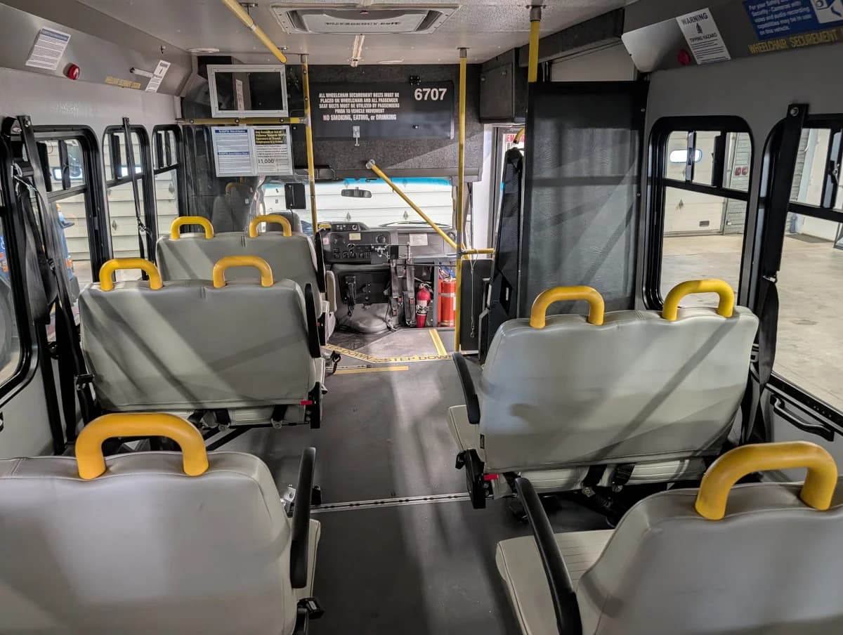 2017 Ford E450 Shuttle - Image 12