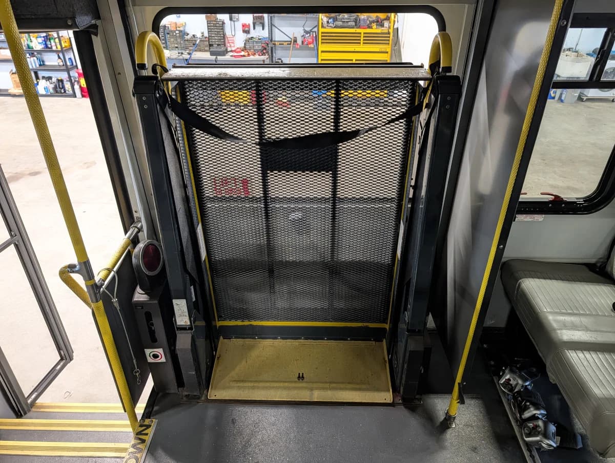 2017 Ford E450 Shuttle - Image 13