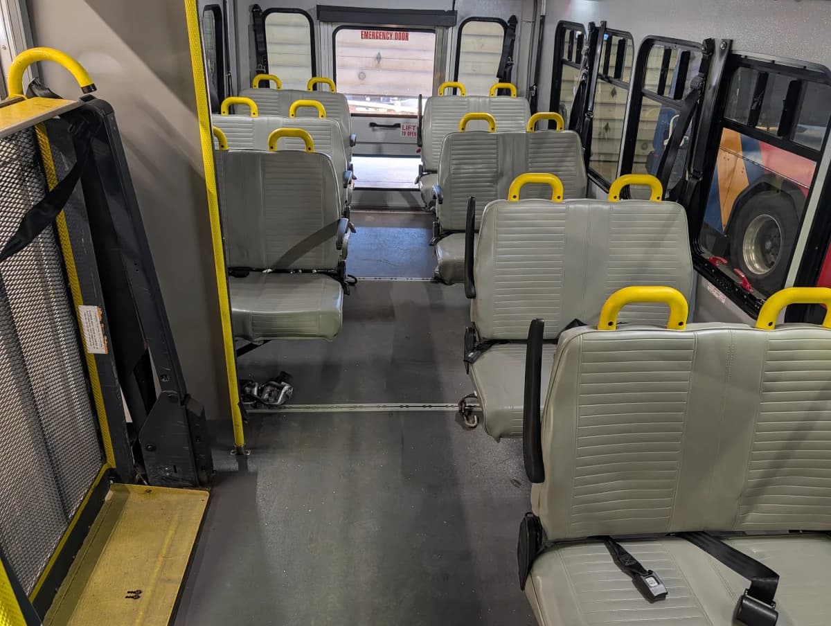 2017 Ford E450 Shuttle - Image 31