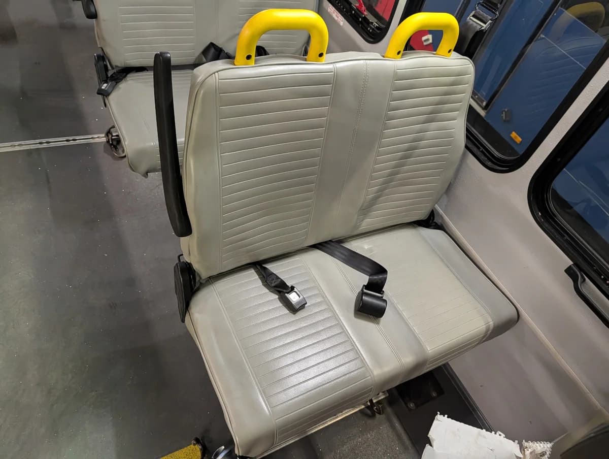 2017 Ford E450 Shuttle - Image 32