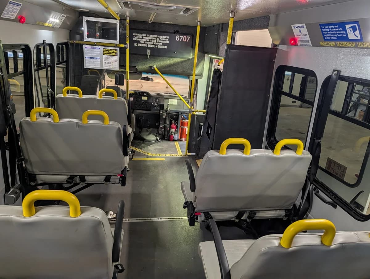 2017 Ford E450 Shuttle - Image 34