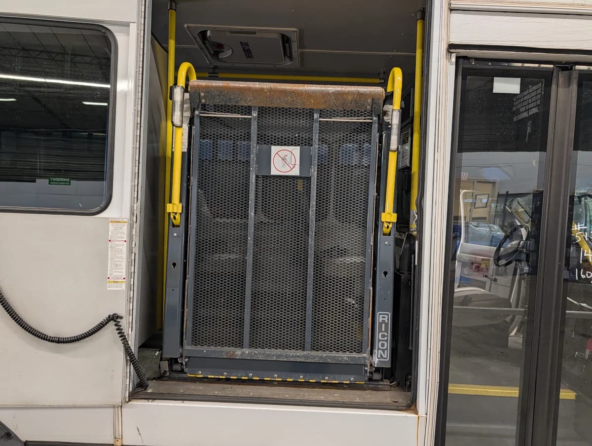 2017 Ford E450 Shuttle - Image 14