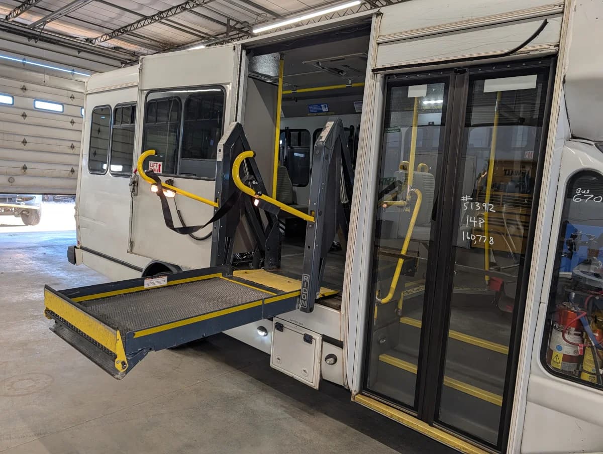 2017 Ford E450 Shuttle - Image 25