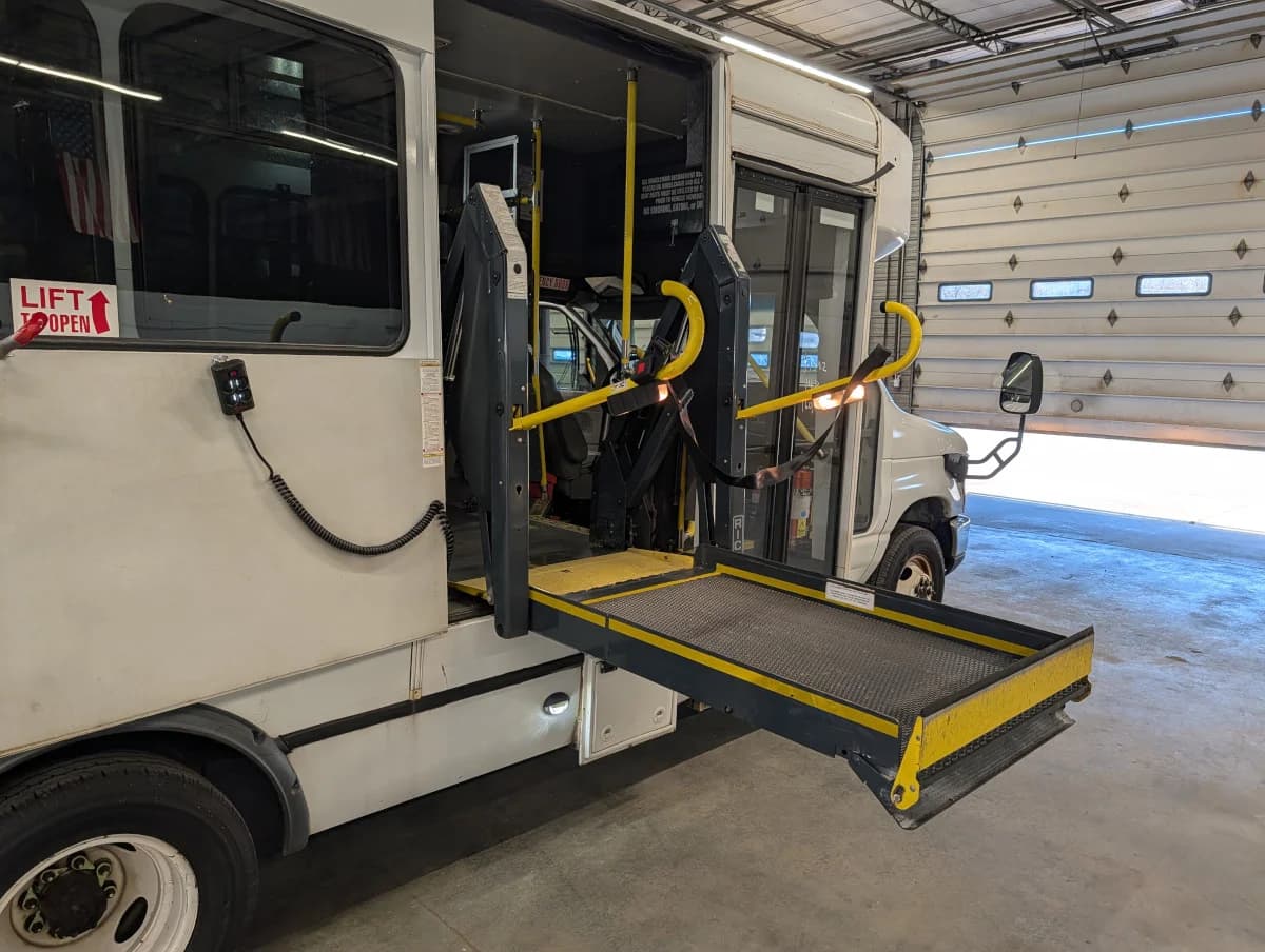 2017 Ford E450 Shuttle - Image 16