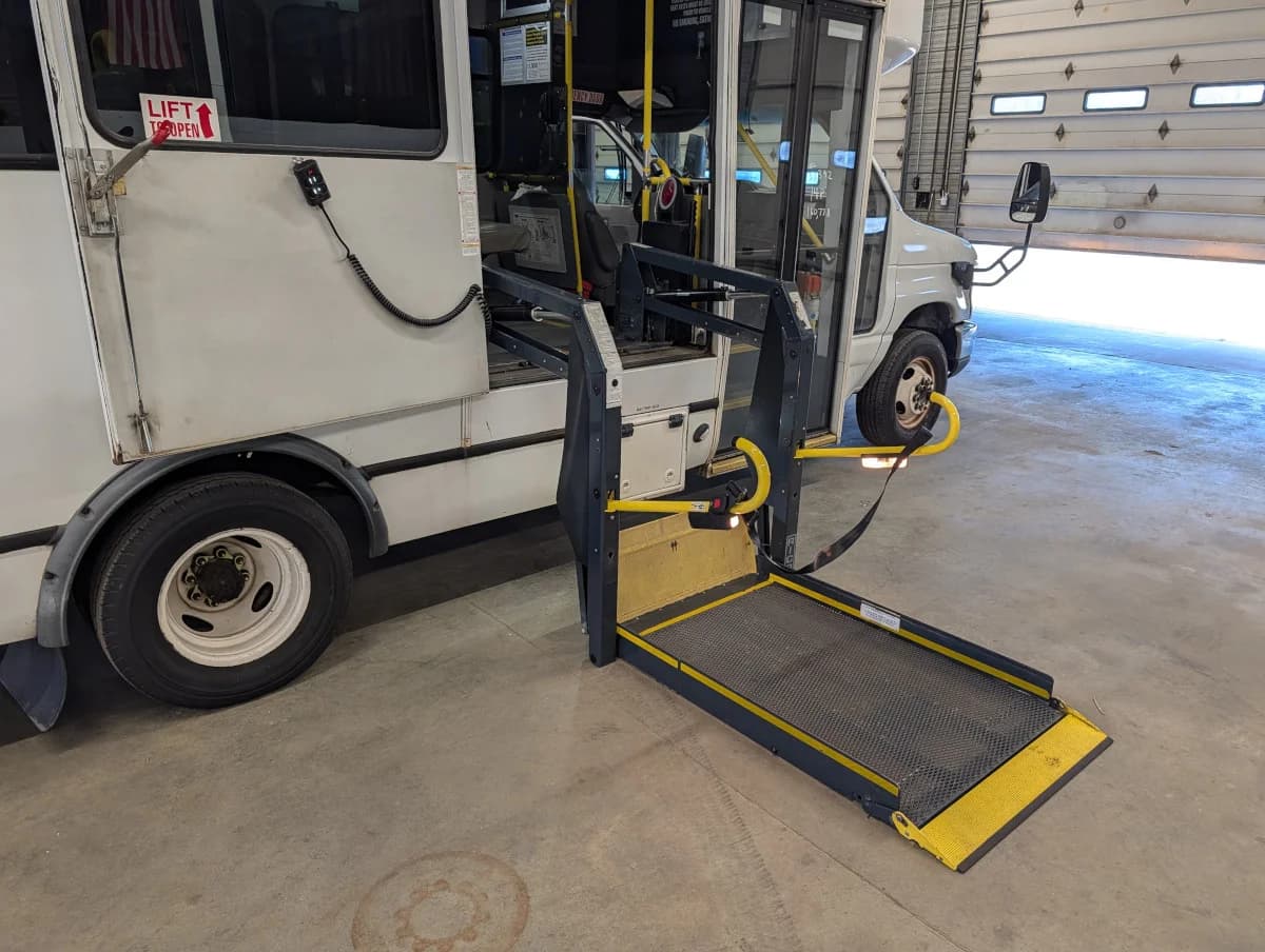 2017 Ford E450 Shuttle - Image 17