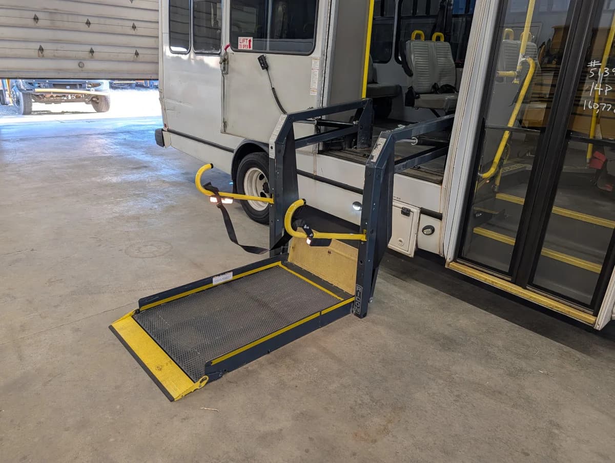 2017 Ford E450 Shuttle - Image 24