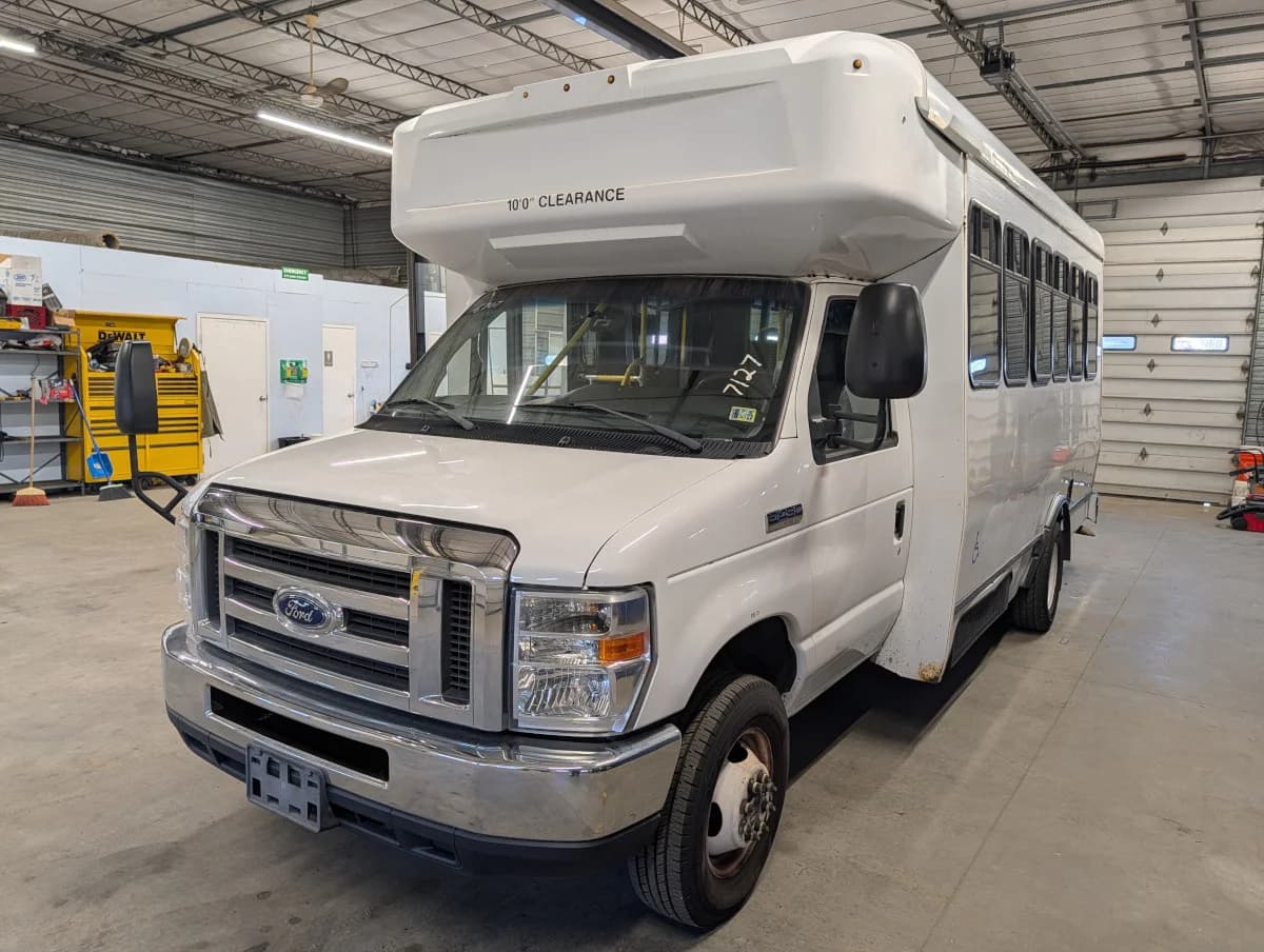 2017 Ford E450 Shuttle - Image 21