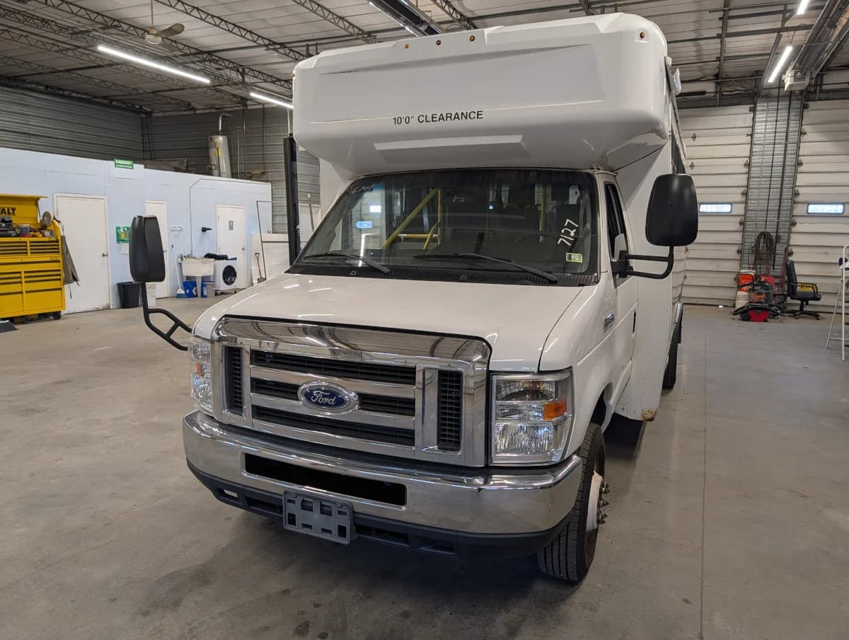 2017 Ford E450 Shuttle - Image 22
