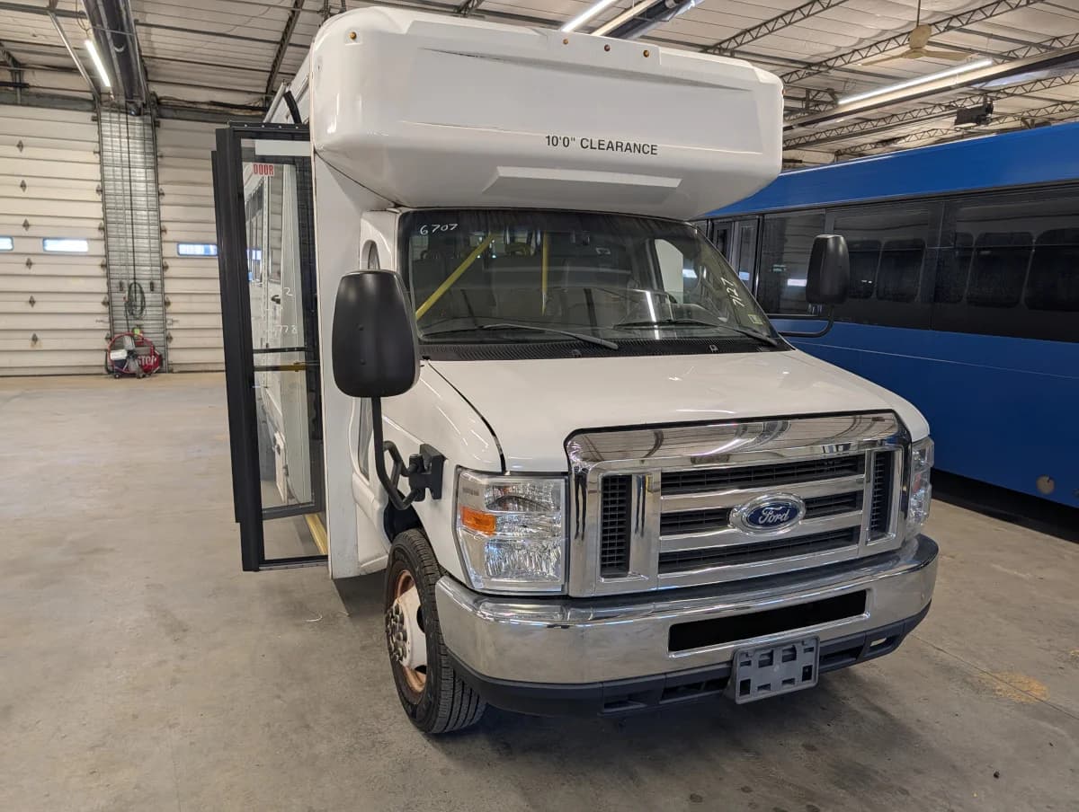 2017 Ford E450 Shuttle - Image 23