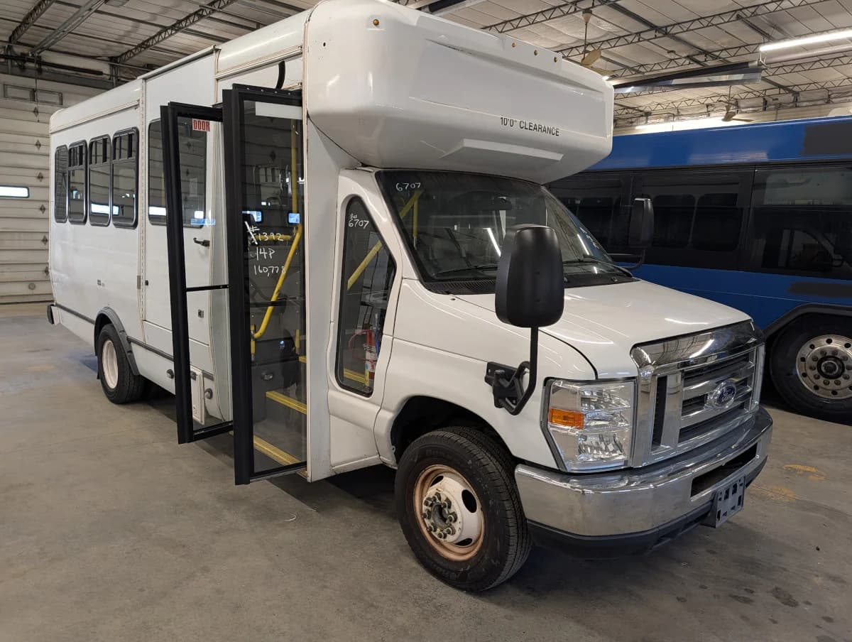 2017 Ford E450 Shuttle - Image 26