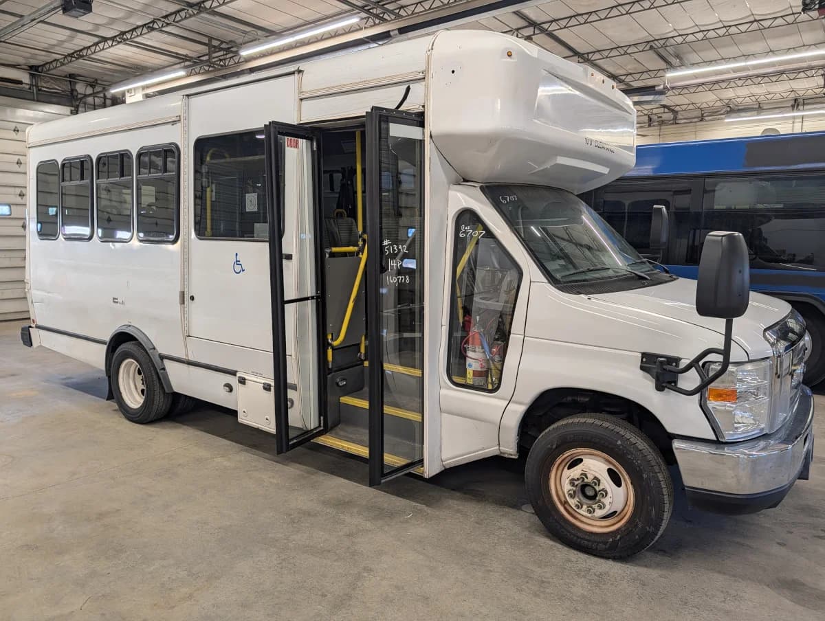 2017 Ford E450 Shuttle - Image 2