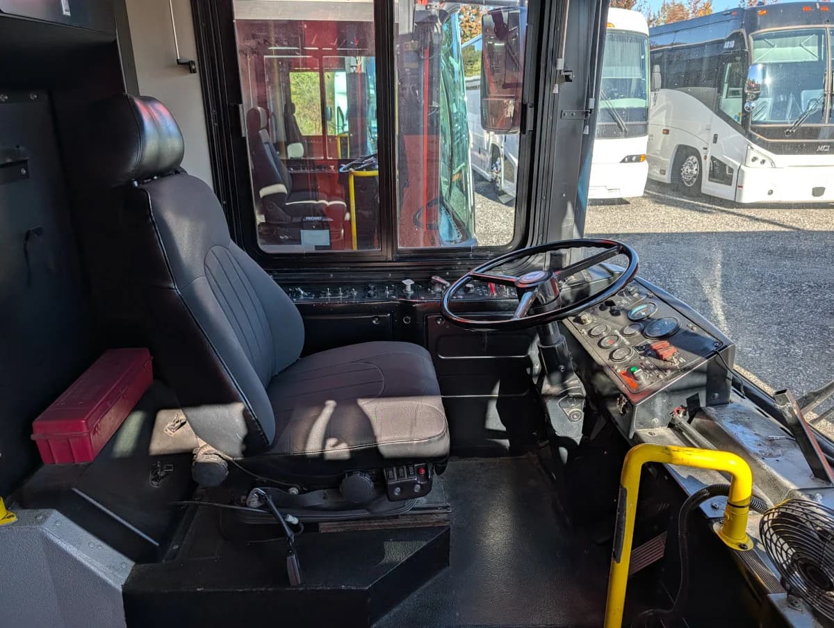 5 Gillig Low Floor Transit buses - Image 6