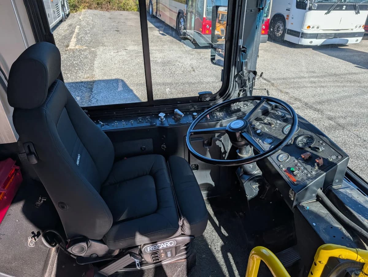 5 Gillig Low Floor Transit buses - Image 15