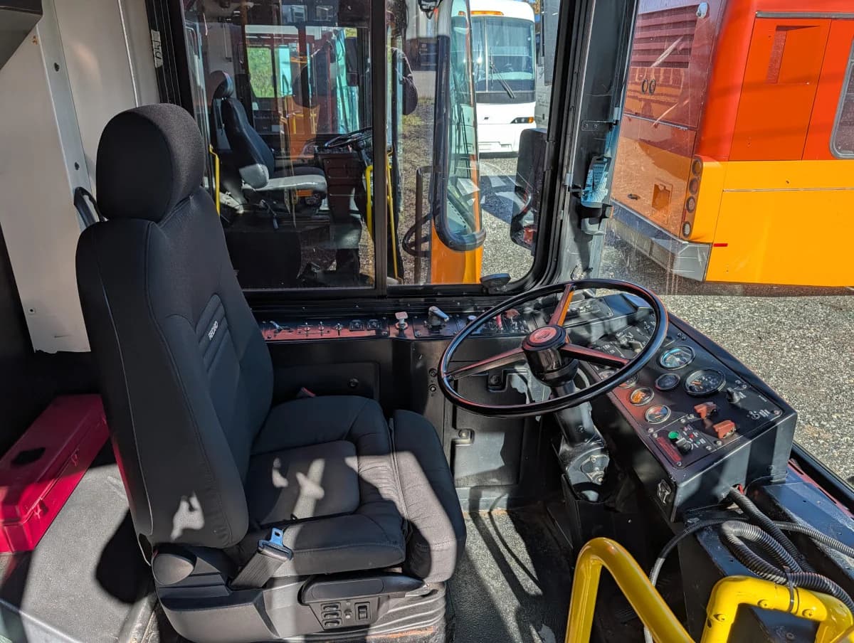 5 Gillig Low Floor Transit buses - Image 3