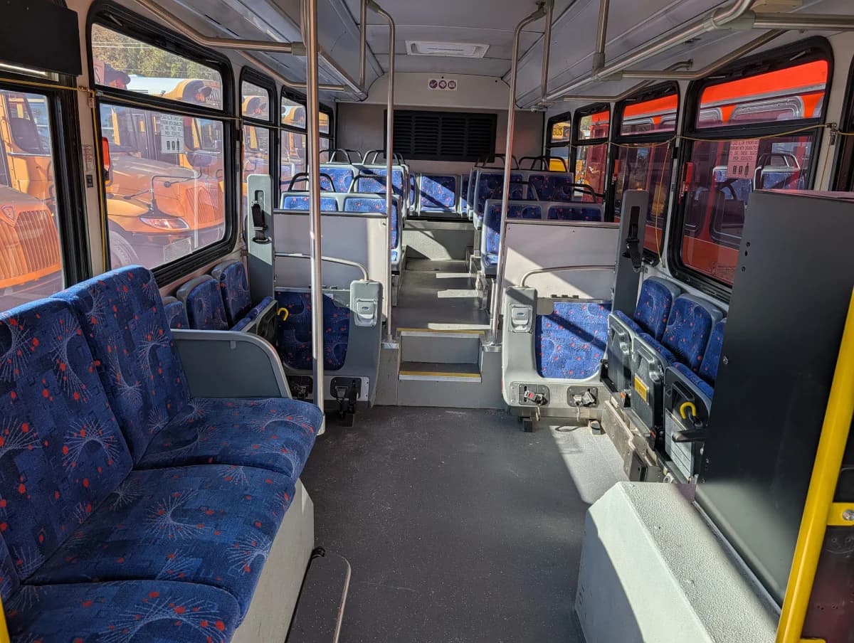 5 Gillig Low Floor Transit buses - Image 4