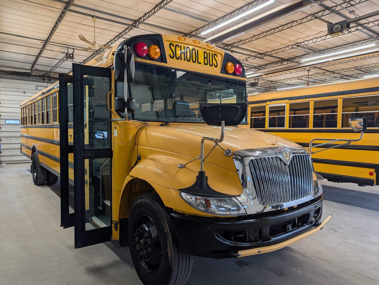 2018 International CE 77P - Image 2