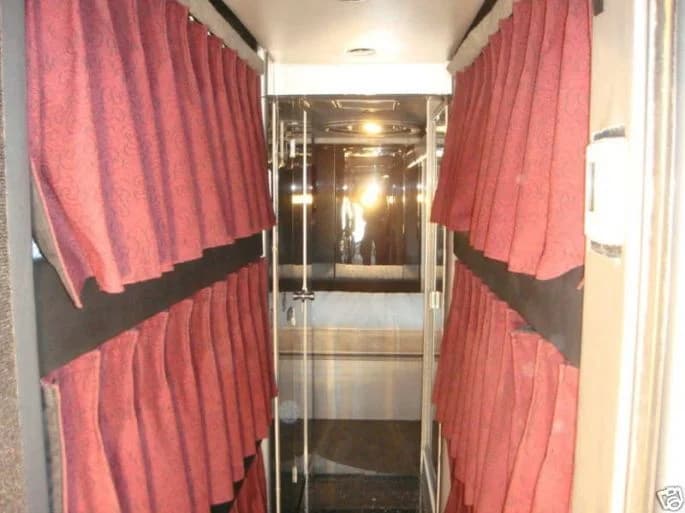 2003 MCI Entertainer Bus - Image 14