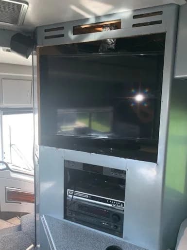 2003 MCI Entertainer Bus - Image 17