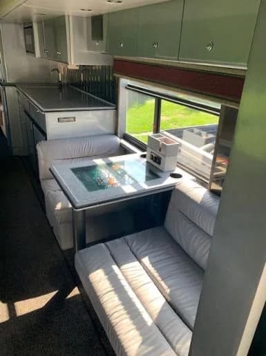 2003 MCI Entertainer Bus - Image 18