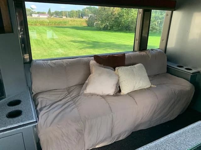 2003 MCI Entertainer Bus - Image 19
